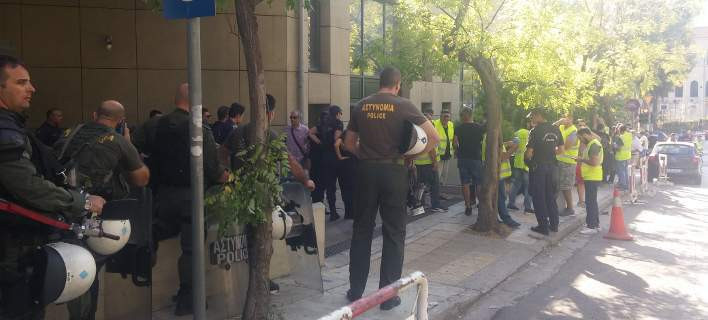 Διαμαρτυρία μεταλλωρύχων έξω από το υπ. Περιβάλλοντος -Ζητούν υπογεγραμμένες και τις τρεις άδειες για την Ολυμπιάδα